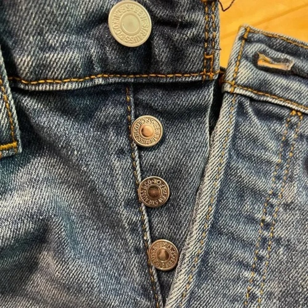 Levi's 501 Medium Wash Denim Shorts - Picture 6 of 15